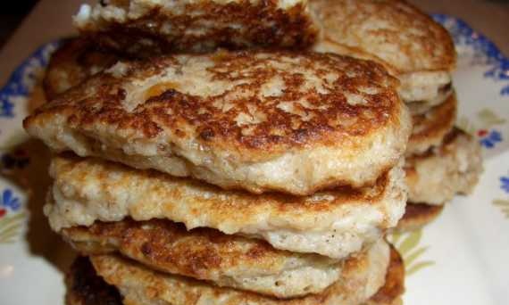 Pannenkoeken van haver-roggevlokken op kefir