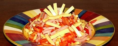Salad in 5 seconds with ham, tomatoes and cheese