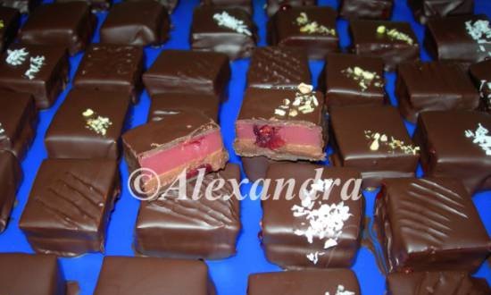 ממתקים שנמזגו בשתי שכבות עם ריבת דומדמניות אדומות וגנאש שוקולד-ג'ינג'ר, ללא סוכר