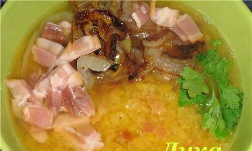 Lentil soup with fried vermix and bacon