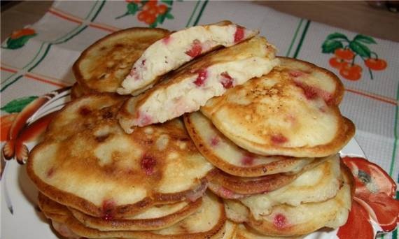 Kefir pancakes with apples and lingonberries