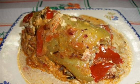 Peppers stuffed with vegetables, meat with creamy gravy