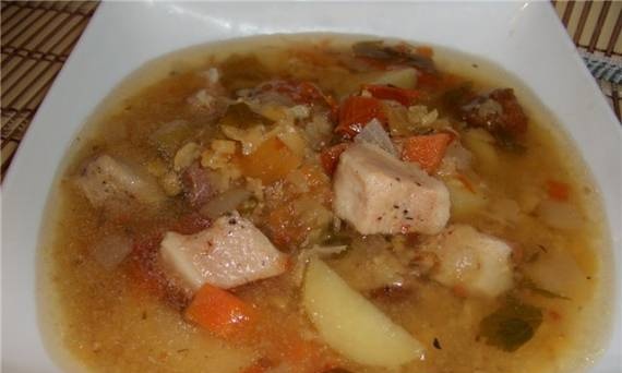 Sopa de guisantes con carne ahumada en una olla de cocción lenta (Panasonic SR-TMH 18)