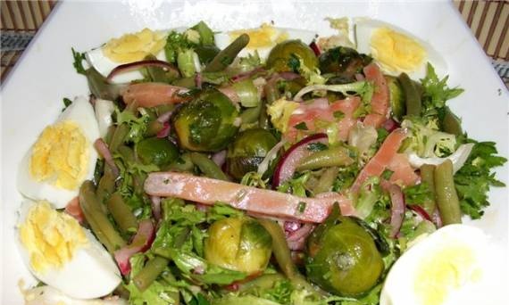 Salade met spruitjes, sperziebonen en licht gezouten forel