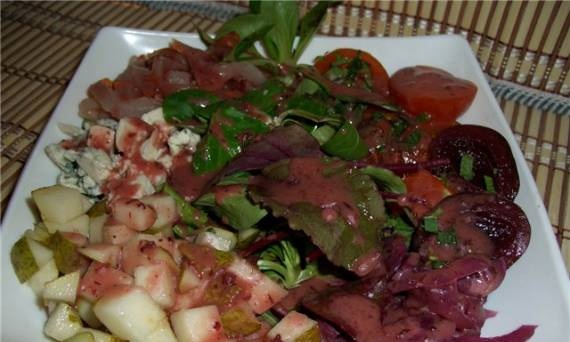 Mix salad with cheese and ham