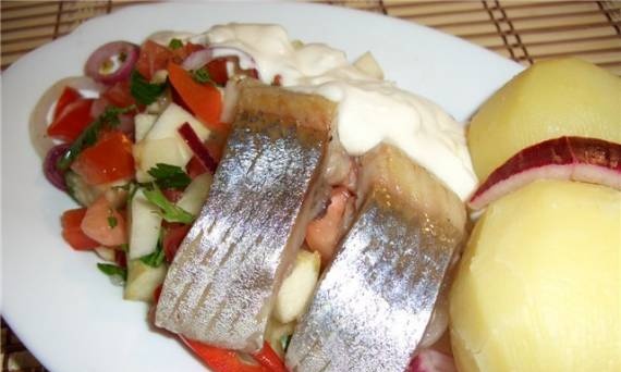 Vegetable salad with apple and herring