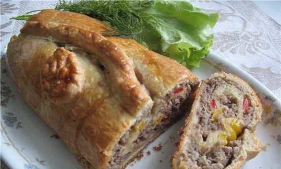 Meat pie with pita bread in a slow cooker