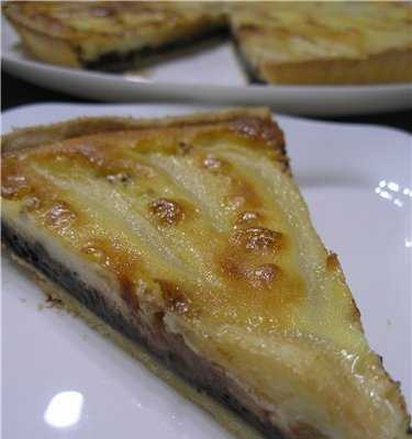 Tart with pears and chocolate