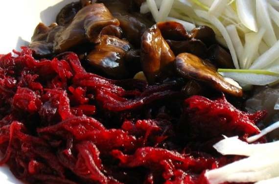 Beetroot salad with dunks and onions