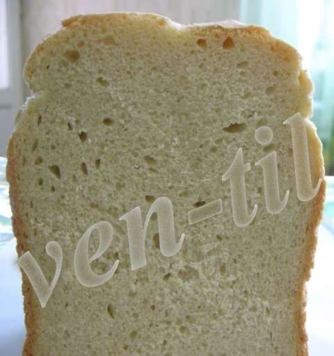 Pane bianco, una ricetta semplice in una macchina per il pane