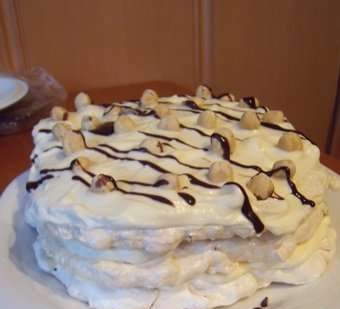 Meringue cake with hazelnuts