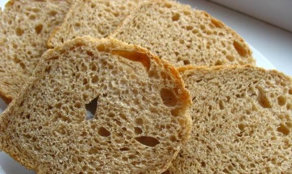 خبز القمح الجاودار مع حليب الشوك وعجين الخيار