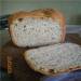 القمح 100٪ خبز الحبوب الكاملة مع البصل على الجبن القريش