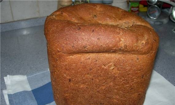 خبز الحبوب الكاملة على الطريقة اليونانية مع الفيتا والزيتون