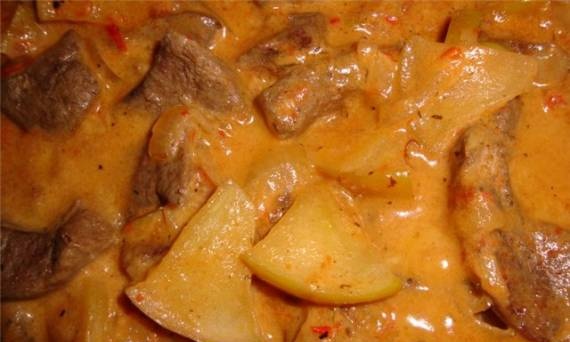 Liver with apple and tomatoes