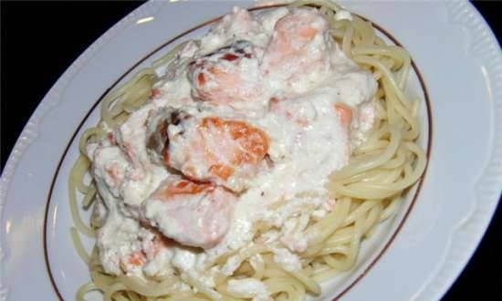 Spaghetti with salmon with creamy sauce