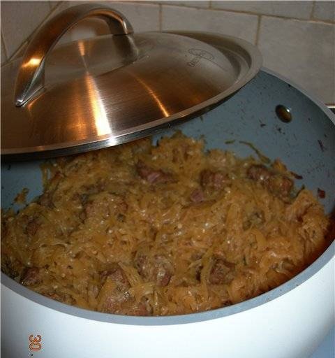 Cabbage with veal, stewed in a pot