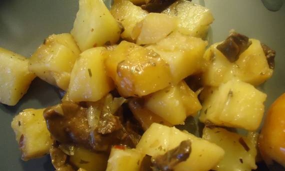 Fried potatoes with porcini mushrooms in a slow cooker