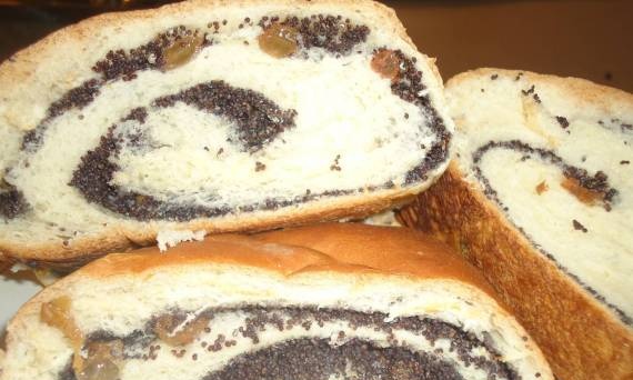 Lean roll with poppy seeds and raisins