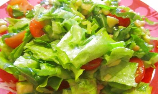 Avocado and rucola salad