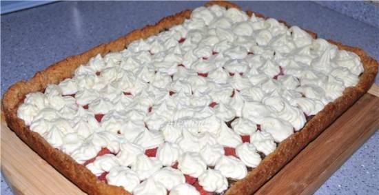 Whole grain pie with strawberries and sorrel under white chocolate cream