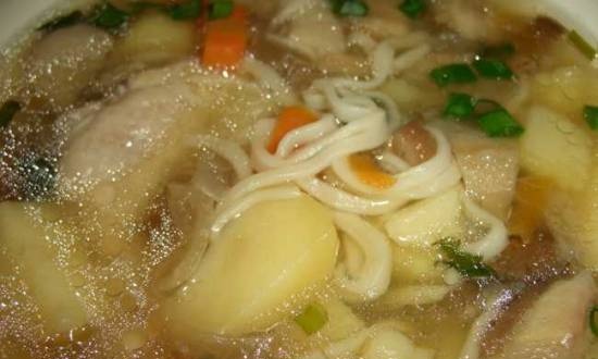 Sopa de pollo con fideos caseros para CUCO