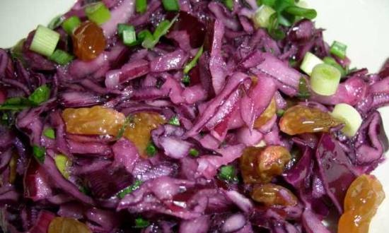 Red cabbage salad with raisins