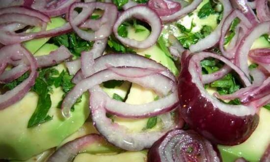 Salade van avocado en rode ui