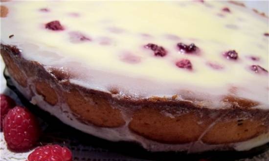 Raspberry pie in sour cream filling