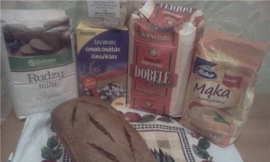 Chleb zrobiony z 4 rodzajów mąki na zakwasie