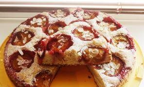 Viennese almond pie with plums