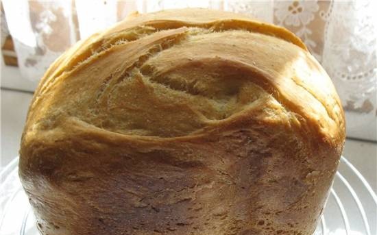 לחם חיטה עם עלי כותרת של טגטס (צ'ורנובריבצה) (יצרנית לחם)