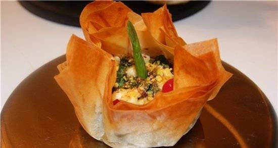 Filo dough baskets with feta cheese and spinach