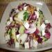 Salát s červeným salátem, hruškou, avokádem, feta sýrem