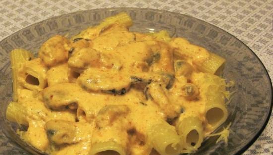 Pasta with mussels in cheese sauce