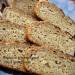 خبز الجاودار المصنوع من القمح الكامل في فرن يعمل بالحطب
