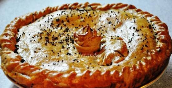 Yeast pie with meat and pumpkin in an oriental way