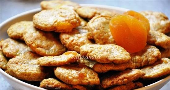 Whole grain cookies with court and dried apricots