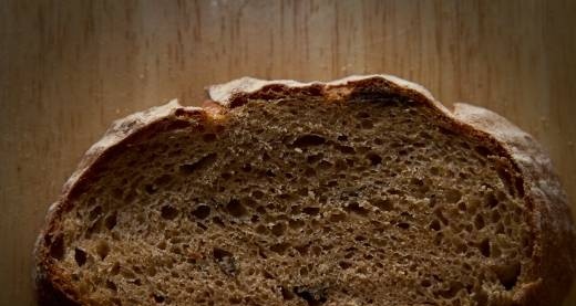 לחם עם הל ושזיפים מיובשים (תנור)