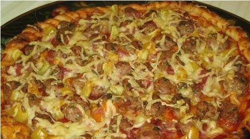Pizza with meat balls