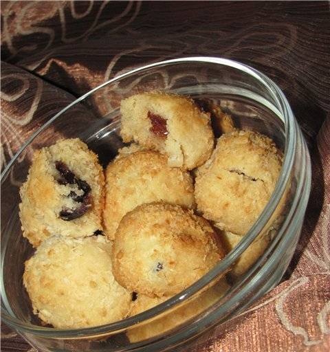 Cookies Coconut balls with raisins and prunes