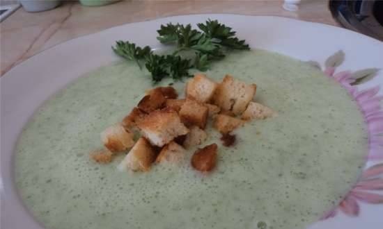 Spinach cream soup with garlic croutons