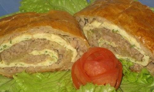Roll with meat in puff pastry