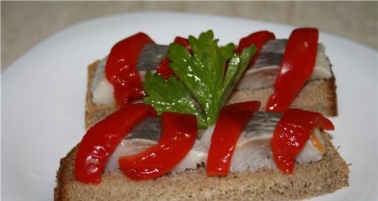 Herring and baked pepper sandwiches