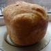 خبز فرنسي في صانعة خبز مع خميرة مضغوطة