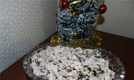 Salad with ham, prunes and nuts