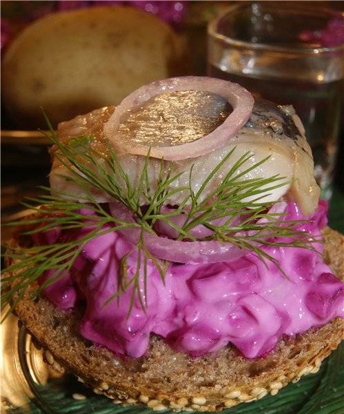 Beetroot salad with horseradish, yogurt and herring