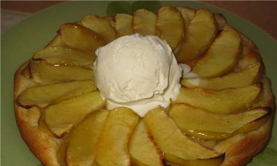 Tarta de manzana con helado