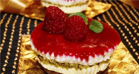 Mini cheesecakes with raspberry jelly.