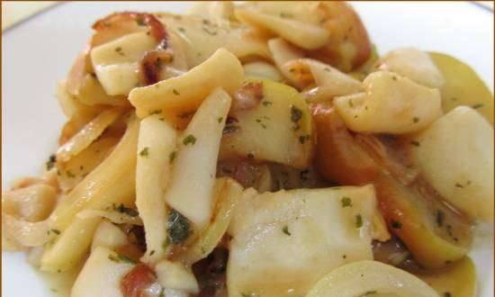 Squid with onions and apples